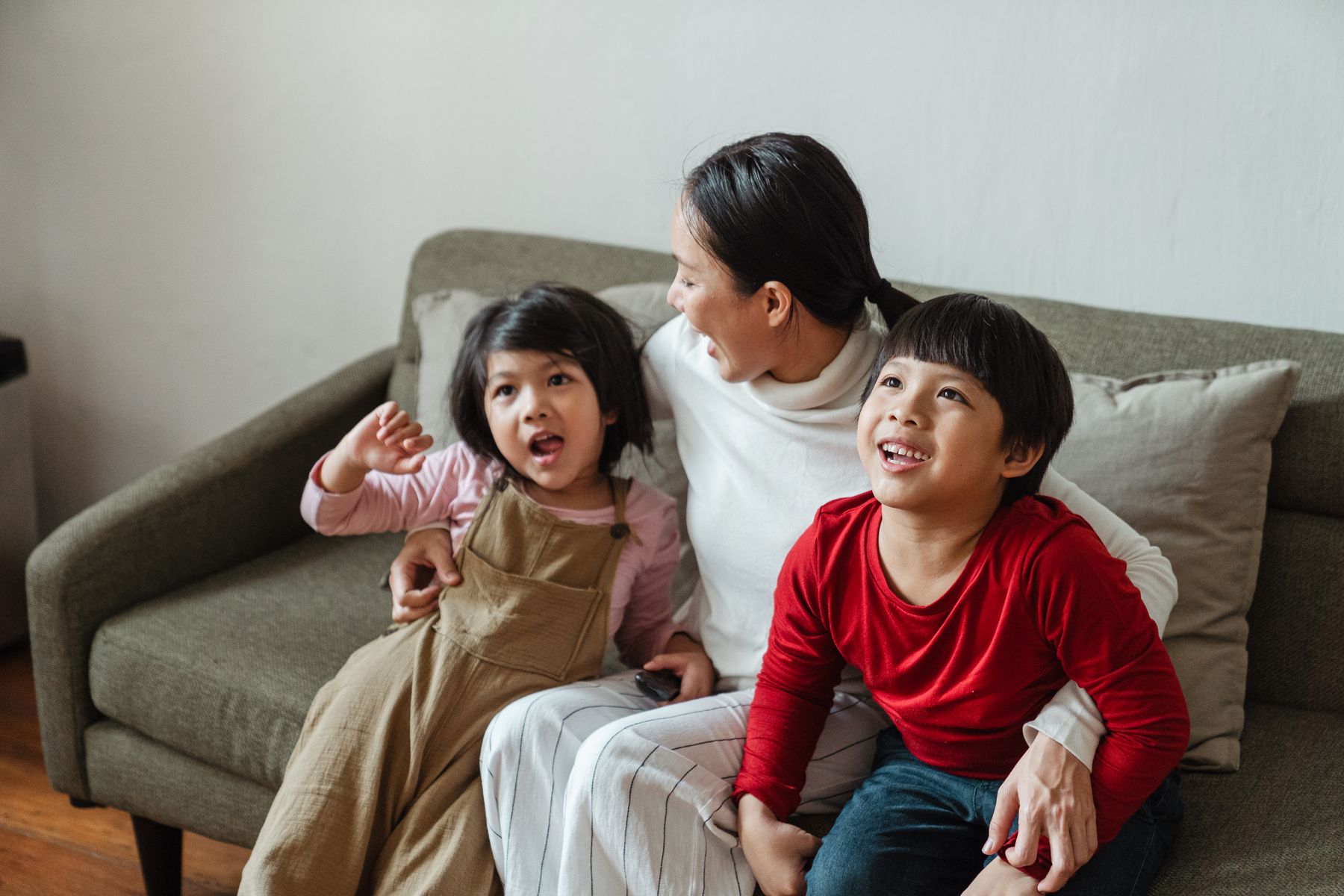 Seorang ibu meluangkan masa dan berkomunikasi bersama dua orang anak di rumah